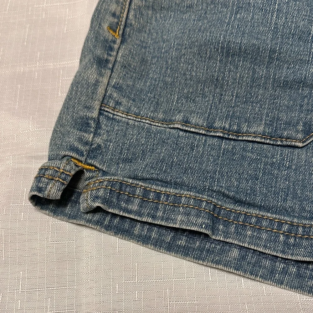 Levi's Women's Classic Blue Jean Shorts - Picture 2 of 10